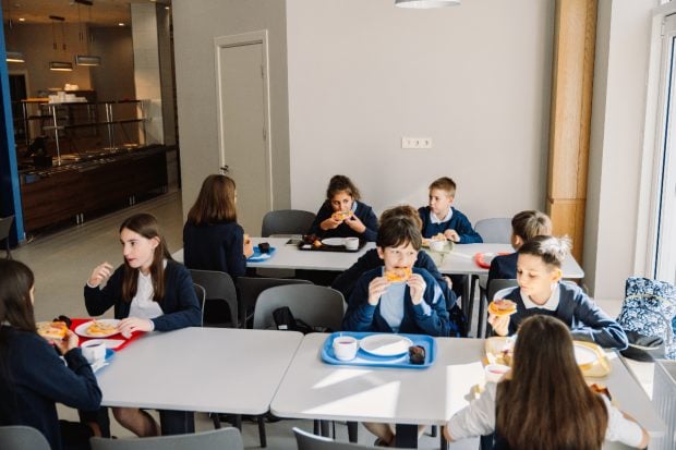 Fată de 9 ani, exclusă de la masa de prânz din școală în Spania din cauza datoriilor familiei
