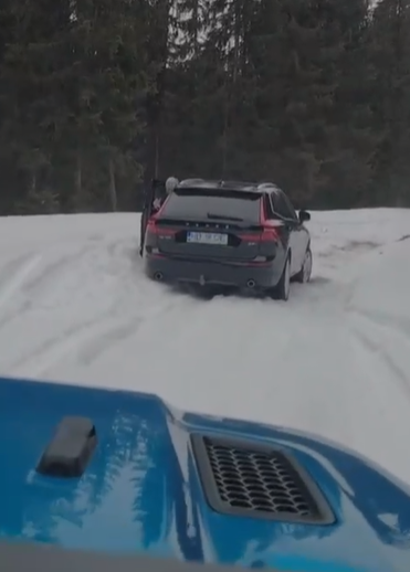 Perechea de soți blocată pe Transalpina, la Pasul Tărtărău, din cauza zăpezii