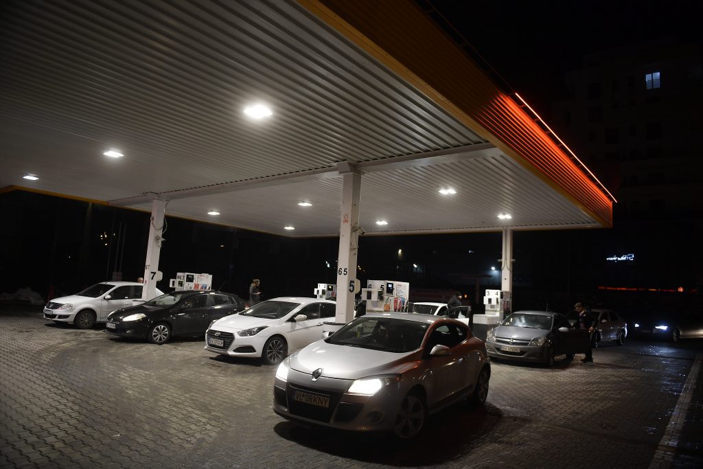 Românii se adaptează la scumpirea carburanților: creștere medie de 15%