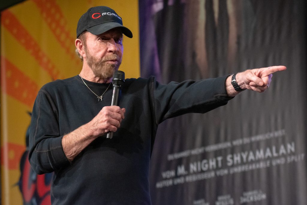Imagini exclusive cu Chuck Norris înainte de moarte: ultima apariție a legendei artei marțiale