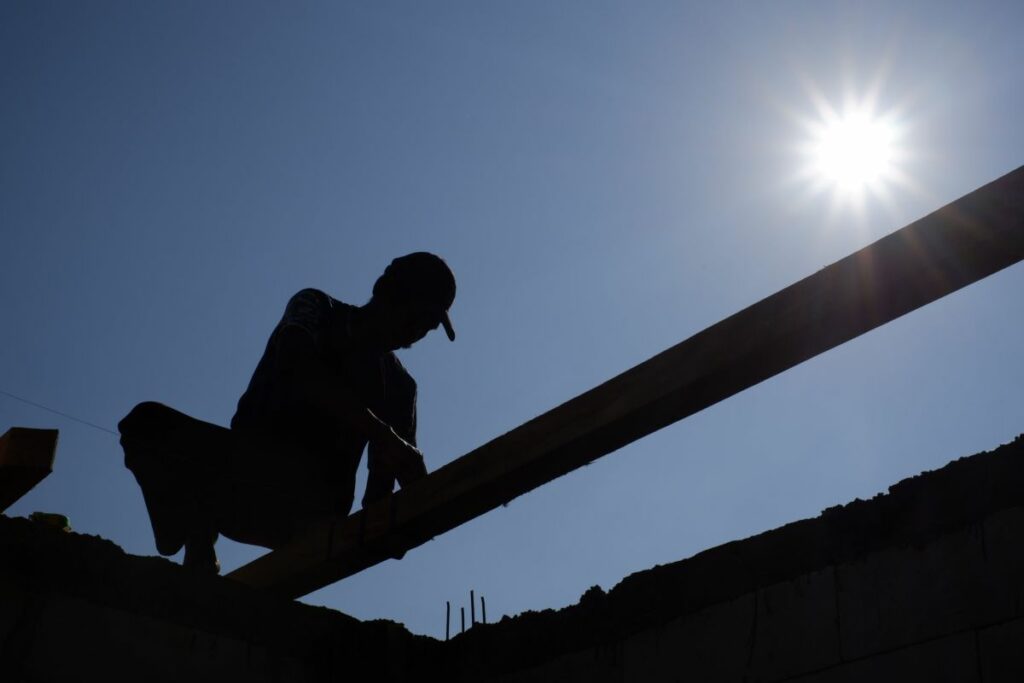 Prețurile în comerț și construcții vor crește puternic până în mai – estimează managerii