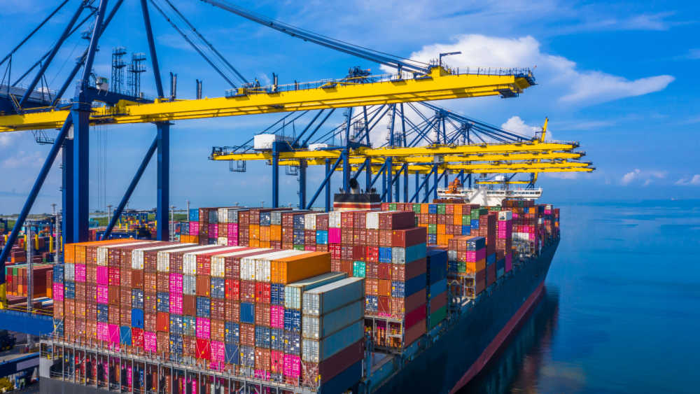 Comerțul mondial încetinește: creștere de 1,9% în 2026, avertizează OMC