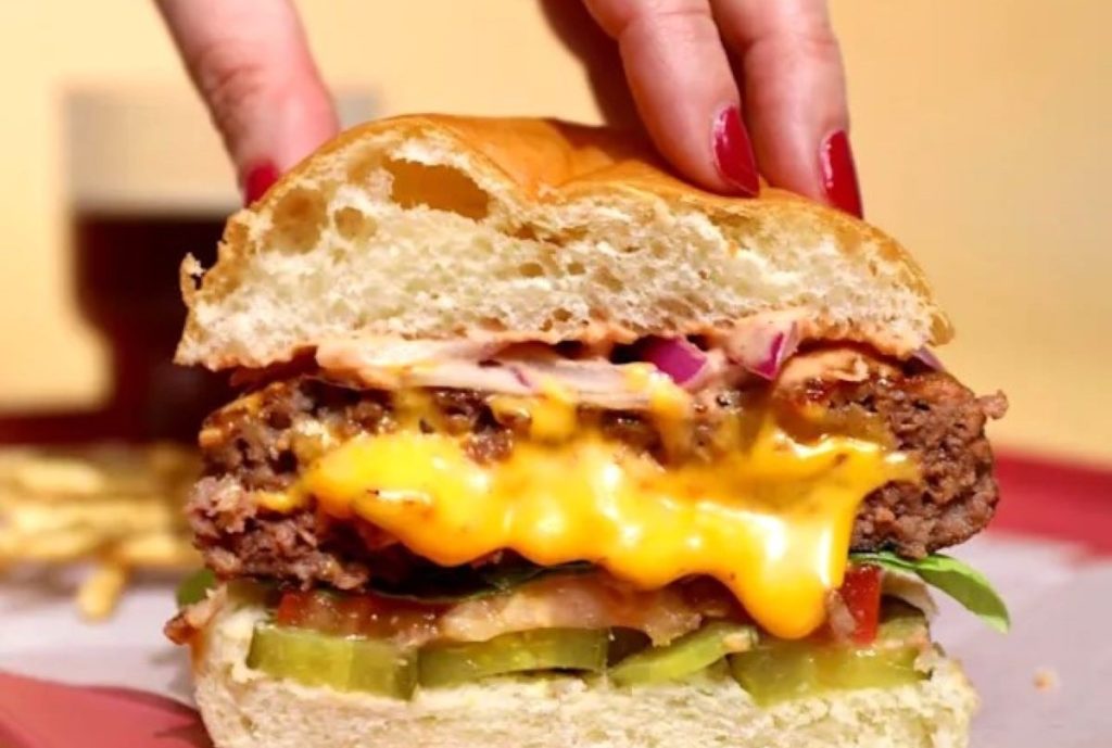 Cheeseburgerul ‘simplu’ cucerește steaua Michelin Green: o experiență gustativă inedită