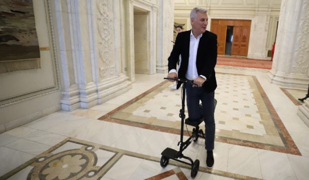 Șoc în Parlament: Userist și pesedist se ciocnesc pe trotinetă!