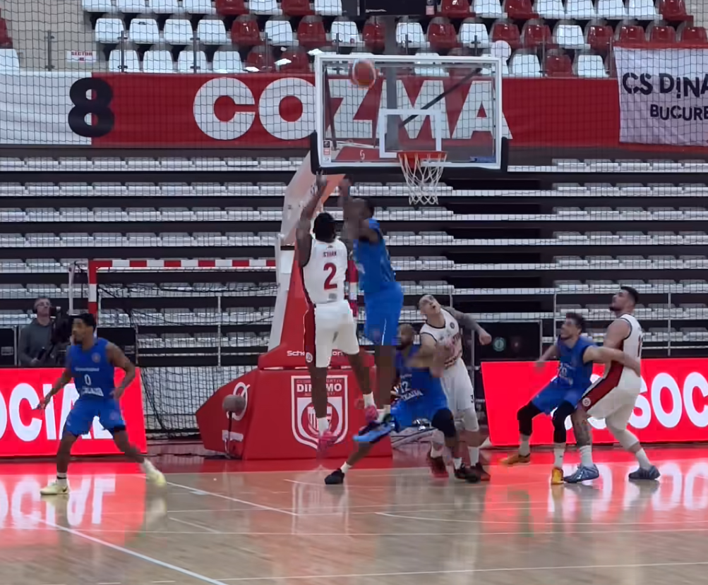 Dinamo răstoarnă Steaua în ultimul coș al meciului de baschet