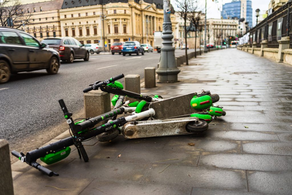 Llan Laufer amendat cu 2430 lei pentru abuzuri pe trotinetă în București