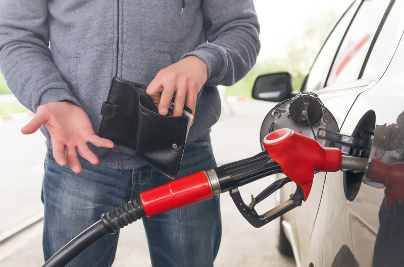 Sectorul de afaceri solicită Guvernului scăderea urgentă a accizelor la carburanți