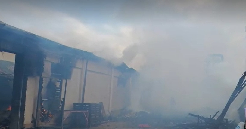 Incendiu devastator la o fabrică de cherestea în Bacău, mesaj RO-Alert emis