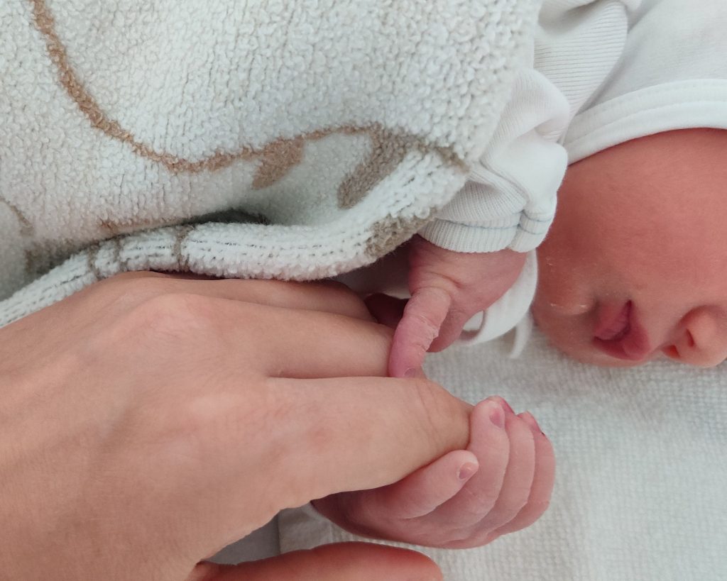 Mama și medici transformă început fragil în final fericit