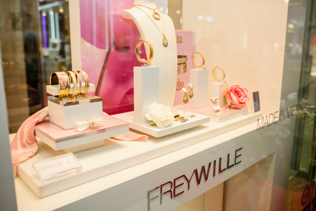 FREYWILLE lansează colecția Mucha Paris Pastel la București, 75 de ani de tradiție