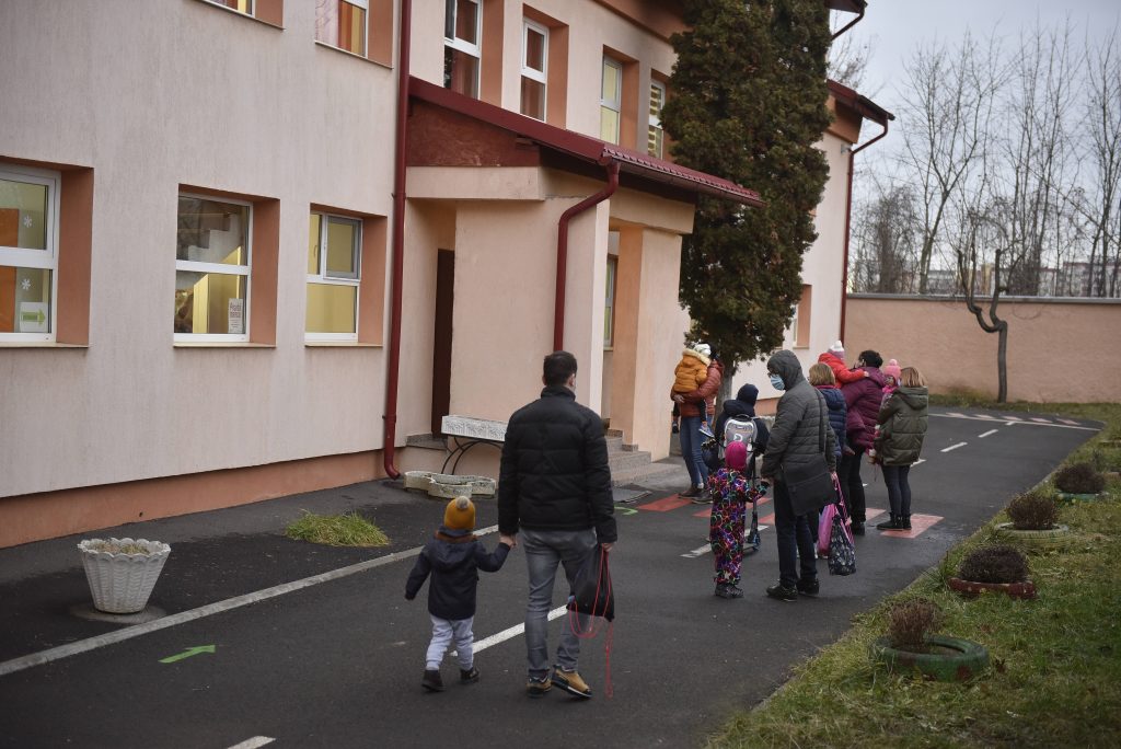 Părinții, atenționați: reînscrierea anuală la grădiniță sau creșă, obligatorie