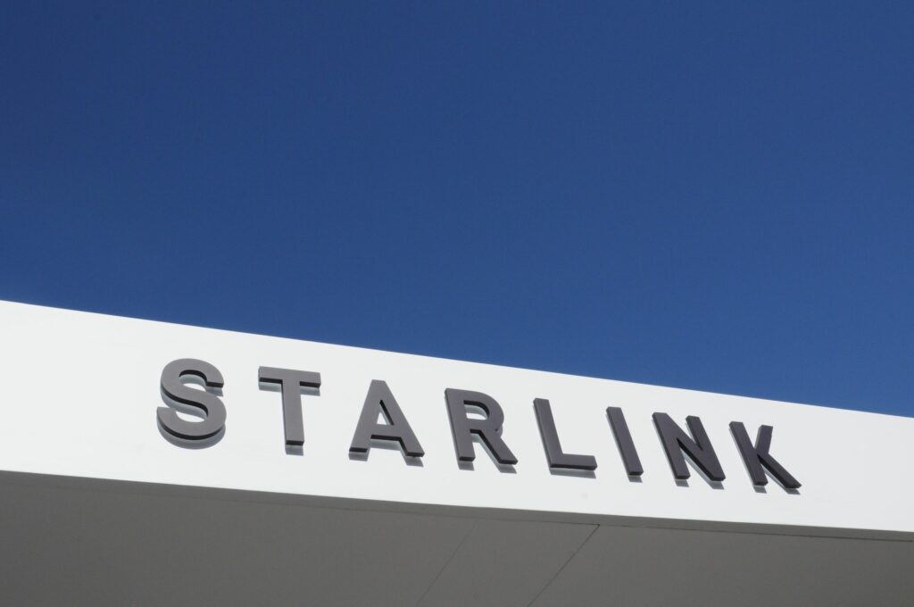 Iranul confiscă sute de dispozitive Starlink, acuzând SUA și Israel de contrabandă