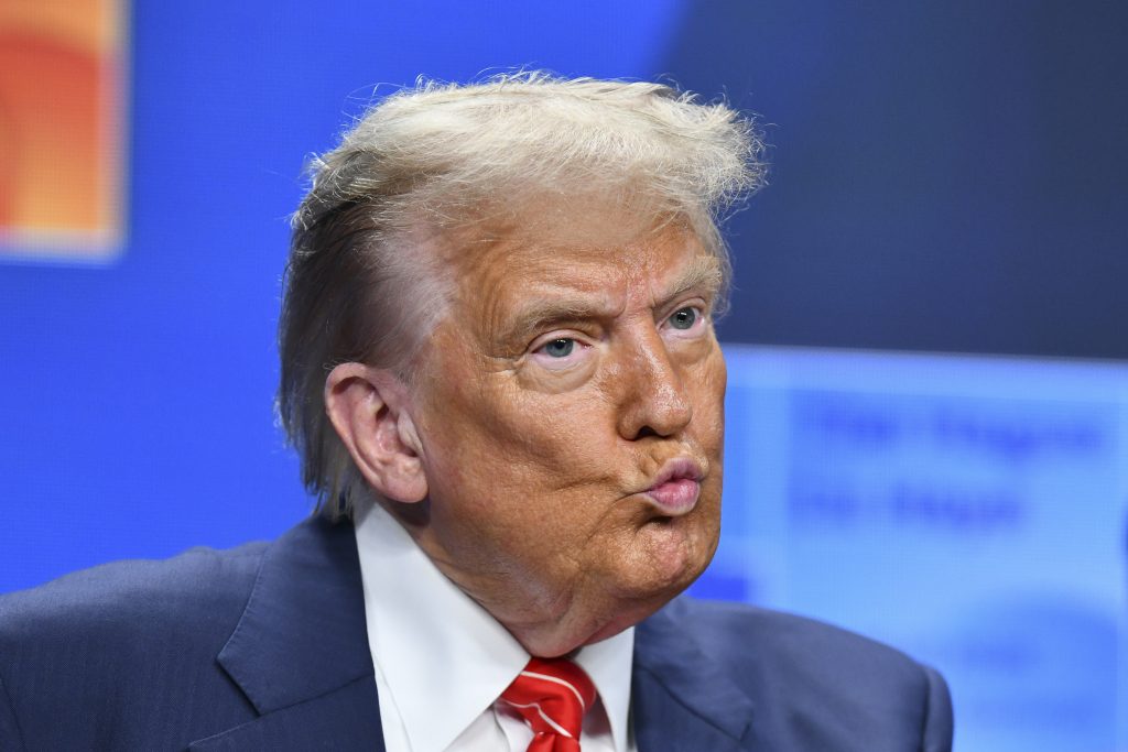 Trump, înfrânt în războaiele pe care le dezminte cu vorba
