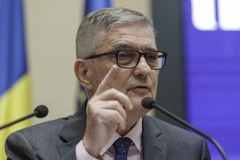 Daniel Dăianu: În timp ce războaiele se întețesc, noi ne luptăm pe coridoare pentru buget.