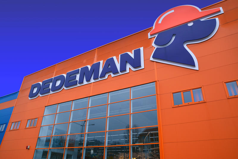 Dedeman intră pe piață cu un nou parteneriat și vrea să cumpere magazine Carrefour locale