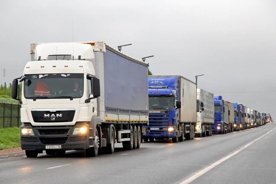 Nouă migranți egipteni, inclusiv opt copii, descoperiți ascunși într-un camion pe A1