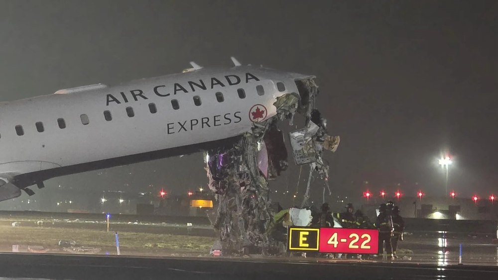 Avion lovește mașină de pompieri pe pista LaGuardia: patru răniți