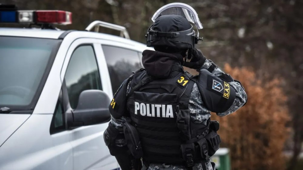 Percheziții în Arad: Un suspect reținut și arme confiscate într-un caz de cămătărie și șantaj
