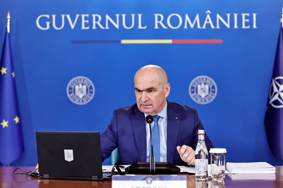 Bolojan: Statul român preia o parte din scumpirea carburanților