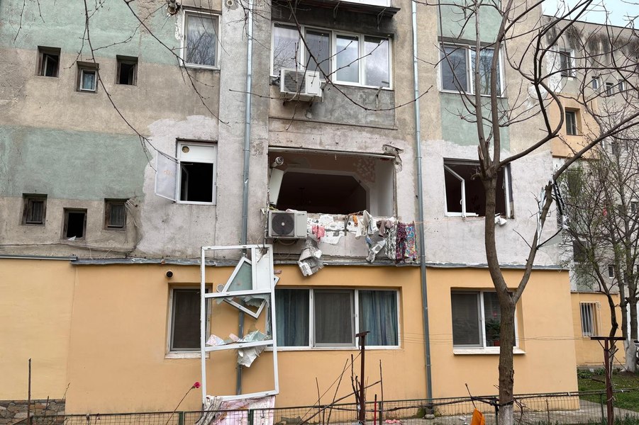 Explozie devastatoare în Caracal: 25 de oameni evacuați, o femeie la spital