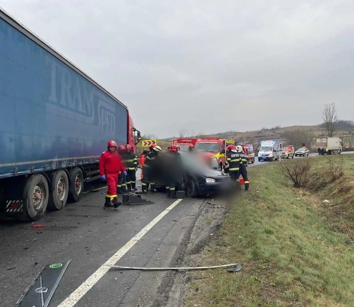 Cinci morți într-un accident teribil cu două camioane și o mașină în Cluj