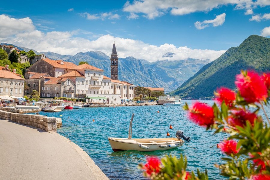 Destinații europene oferă locuri de muncă în sezonul turistic: 3.000 euro lunar, masă și cazare incluse