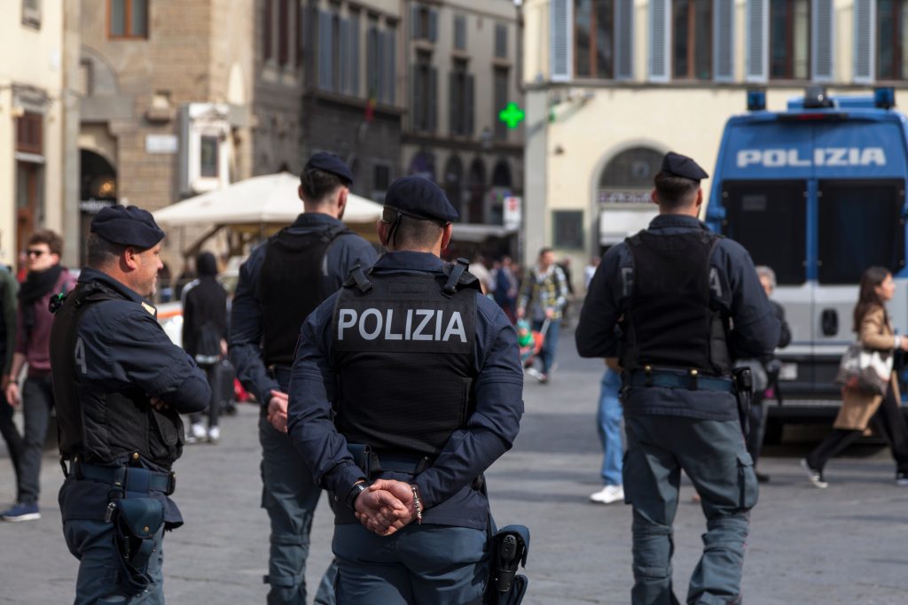 Trei români răpiți și bătuți în Italia lângă casa trapperului Baby Gang