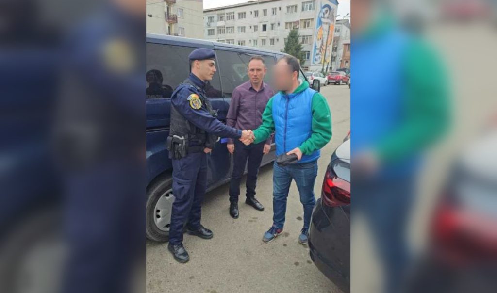 Jandarm din Bacău returnează borsetă cu 4.500 de euro găsită pe stradă