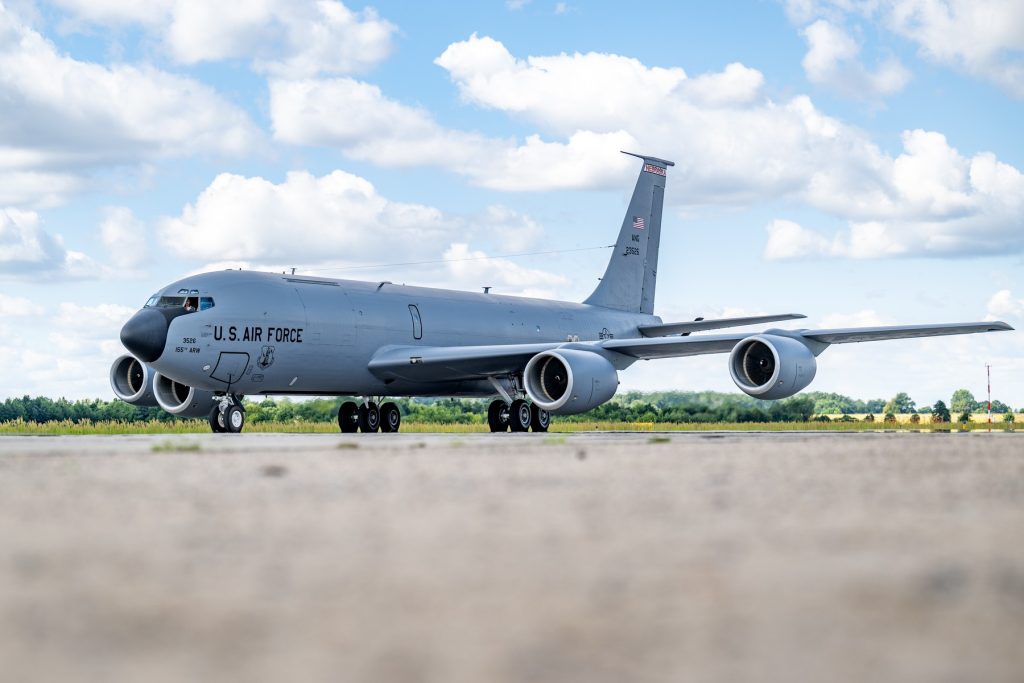 Avioane americane de realimentare, primele misiuni din România