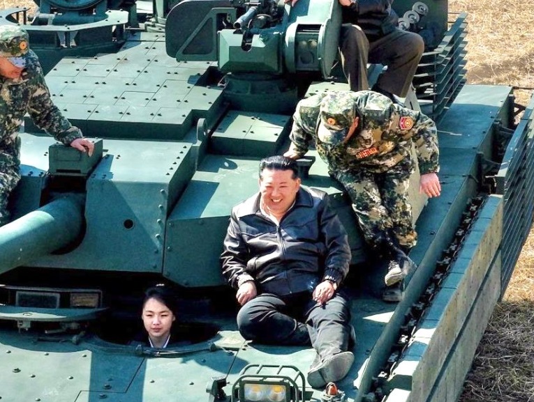 Kim Jong Un și fiica sa, pozați pe un tanc în Coreea de Nord