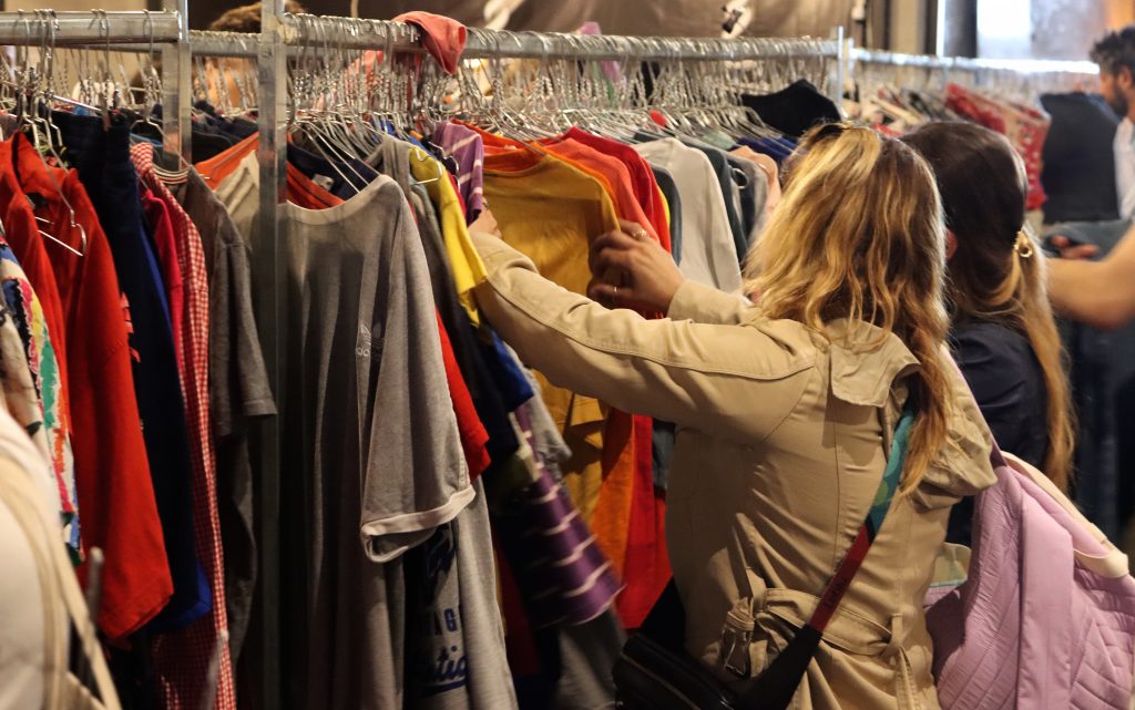 Vestimenta second-hand, noi reguli de intrare în țară: verificări și certificare obligatorii