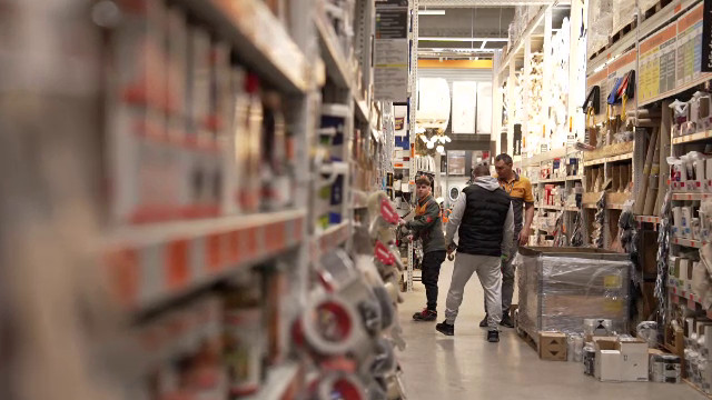 Inteligența artificială înlocuiește angajații în magazinele online din România