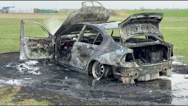 Drifturi pe iarbă, mașină transformată în scrum: șofer din Timiș, accident spectaculos