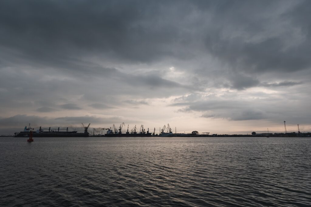 Terminalul Midia Marine începe descărcarea tancului petrolier după scufundarea remorcherului Astana