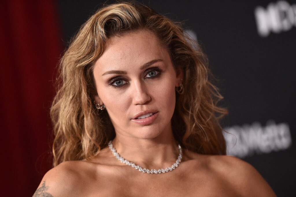 Miley Cyrus reînvie „Hannah Montana”