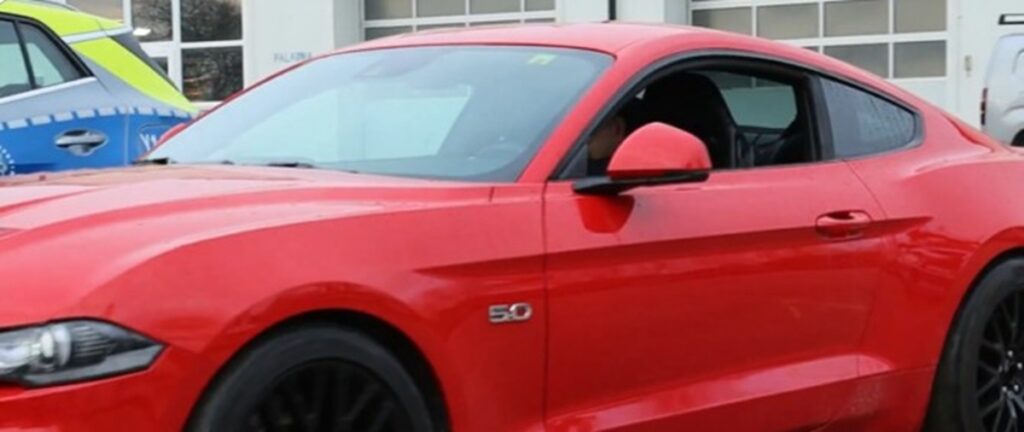 Vitezomanii, vânați cu un Ford Mustang GT confiscat: țara cu măsuri extreme.