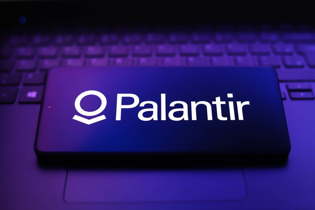 Armata americană adoptă sistemul AI Palantir în proiectul Maven.