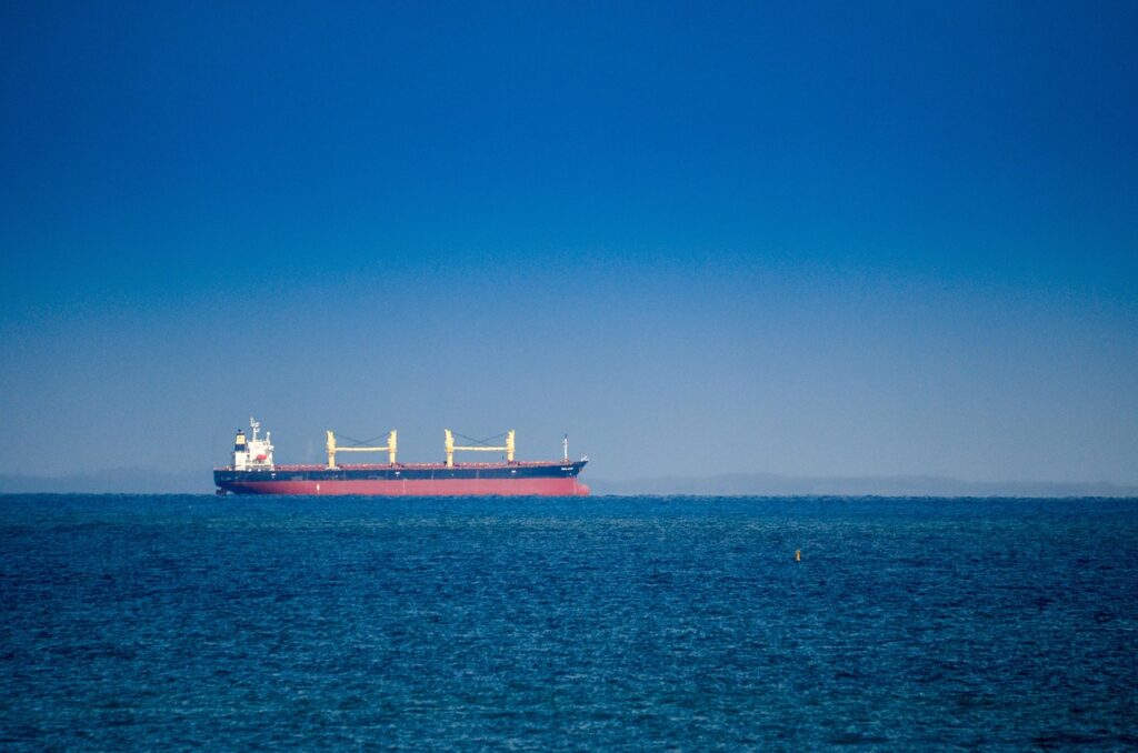 Prețul petrolului ar putea ajunge la 180 de dolari dacă crizele se vor înrăutăți