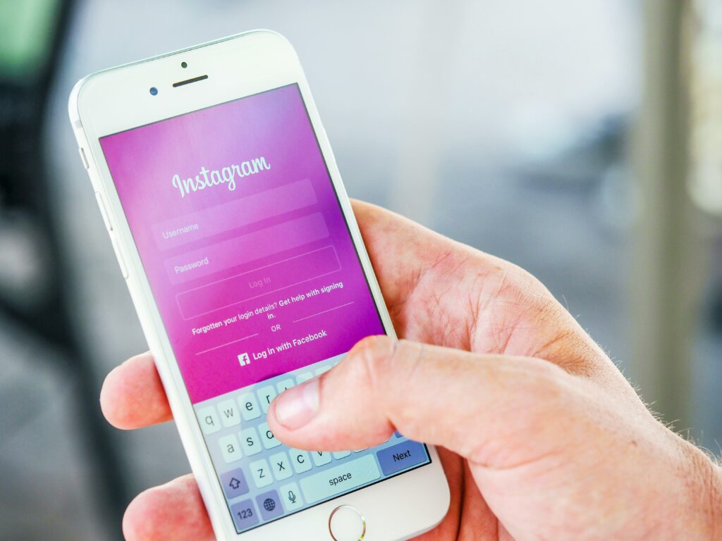Meta înlocuiește moderatorii umani cu inteligența artificială pe Facebook și Instagram