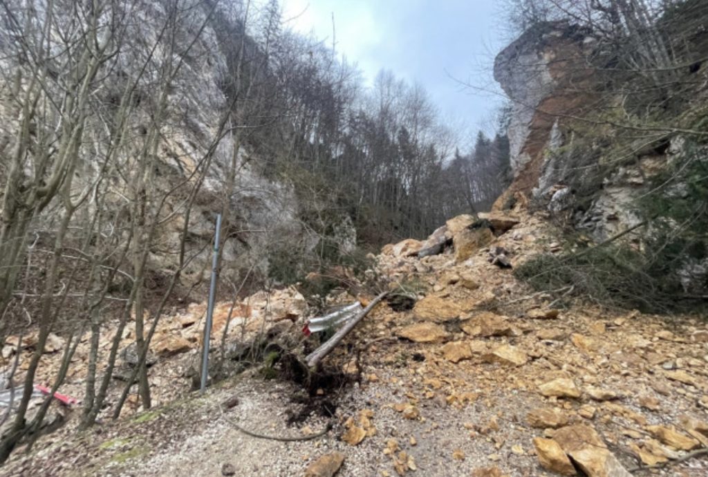 Alunecare de teren lângă Pietrele lui Solomon, Brașov; acces restricționat