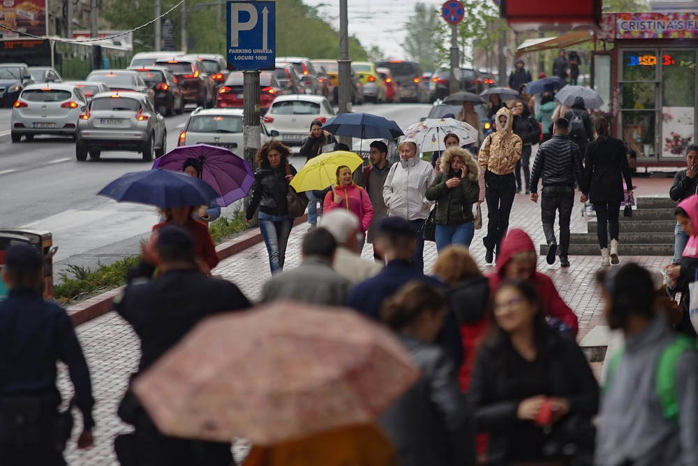 Scădere bruscă a temperaturilor în toată țara, ploi și ninsori azi, 19 martie