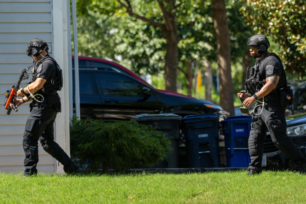 Atac armat la Washington: un polițist rănit