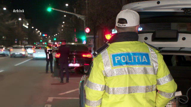 Bărbat beat, prins de polițiști: bicicletă, mașină și refuz la oprire
