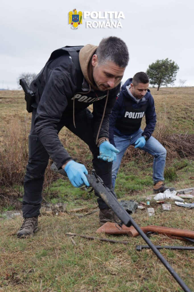 Polițiștii din Bistrița-Năsăud confiscă arme folosite la braconaj în urma perchezițiilor