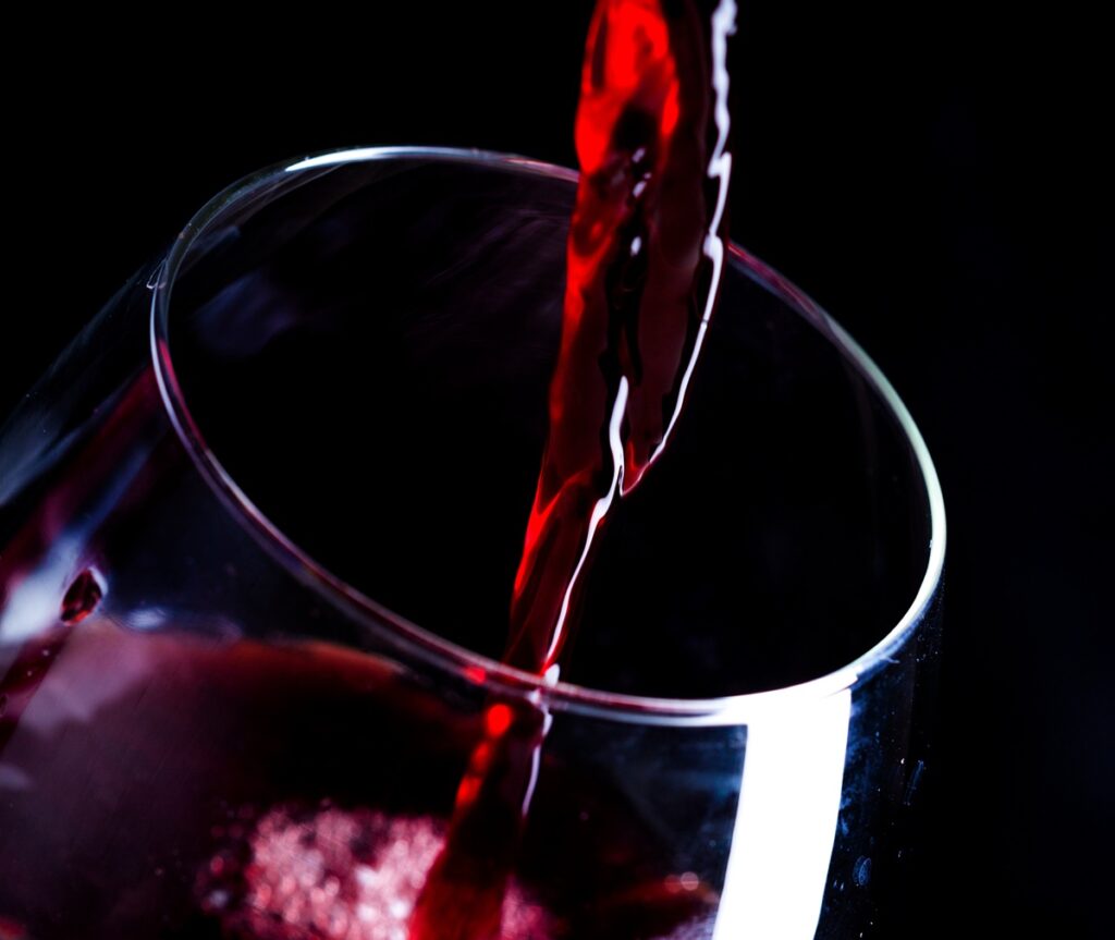 Vinul, o sursă de viață: băutori de vin mai longevivi decât cei de bere sau spirtoase