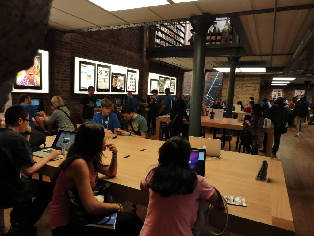 Apple surprinde cu o achiziție rară în Europa Centrală: care e motivul