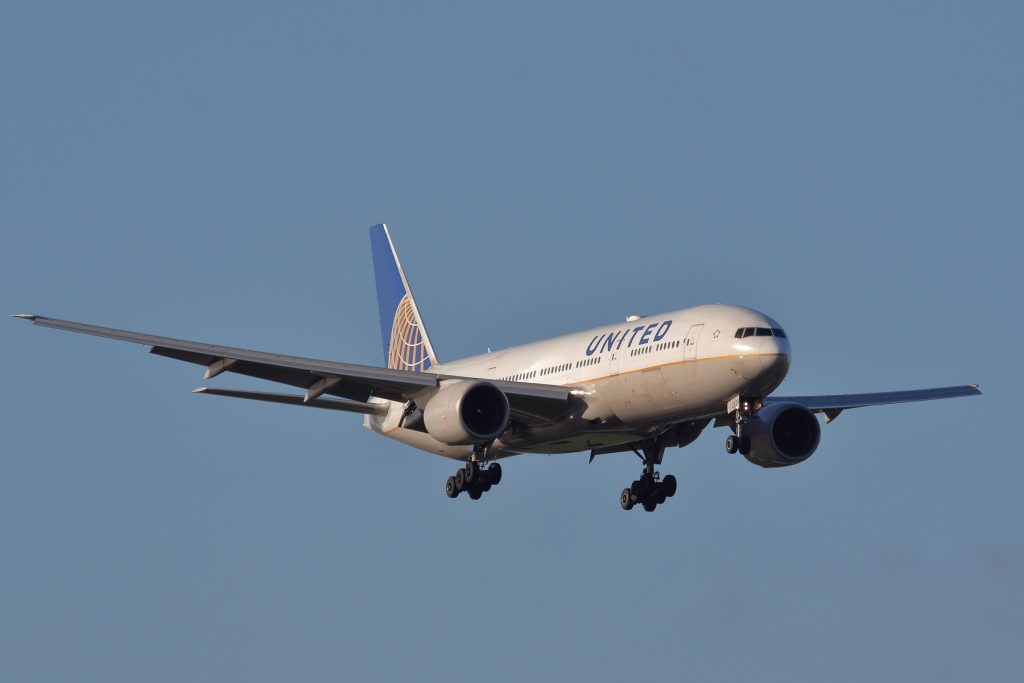 Compania aeriană reduce zboruri din cauza prețului petrolului peste 100 dolari/baril până în 2027