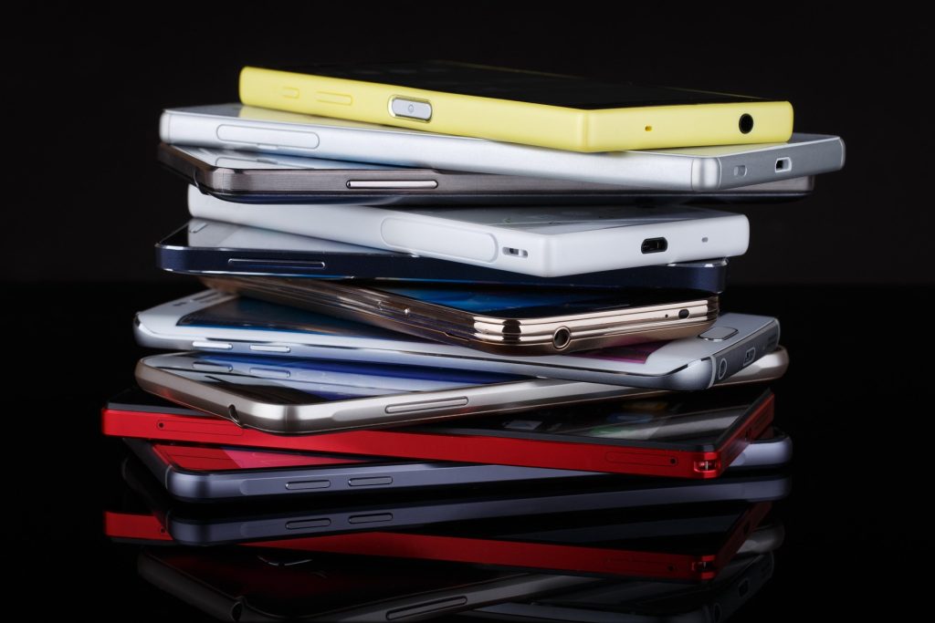 Românii înlocuiesc telefoanele o dată la 4 ani și 85% păstrează vechile aparate