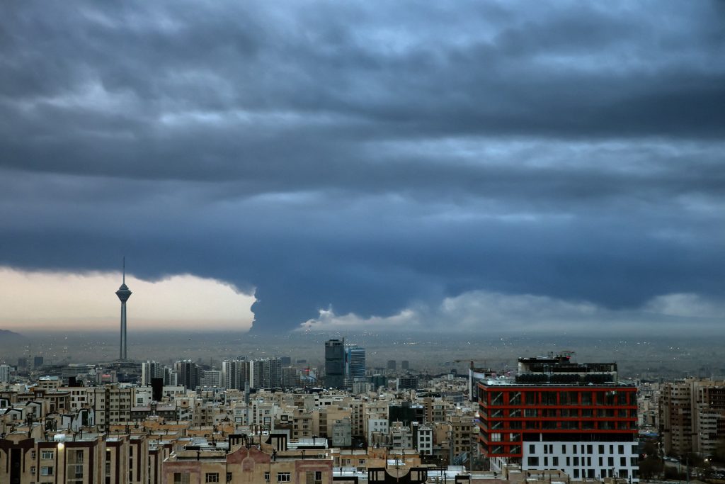 Atacurile asupra depozitelor de petrol din Iran afectează grav viața în Teheran