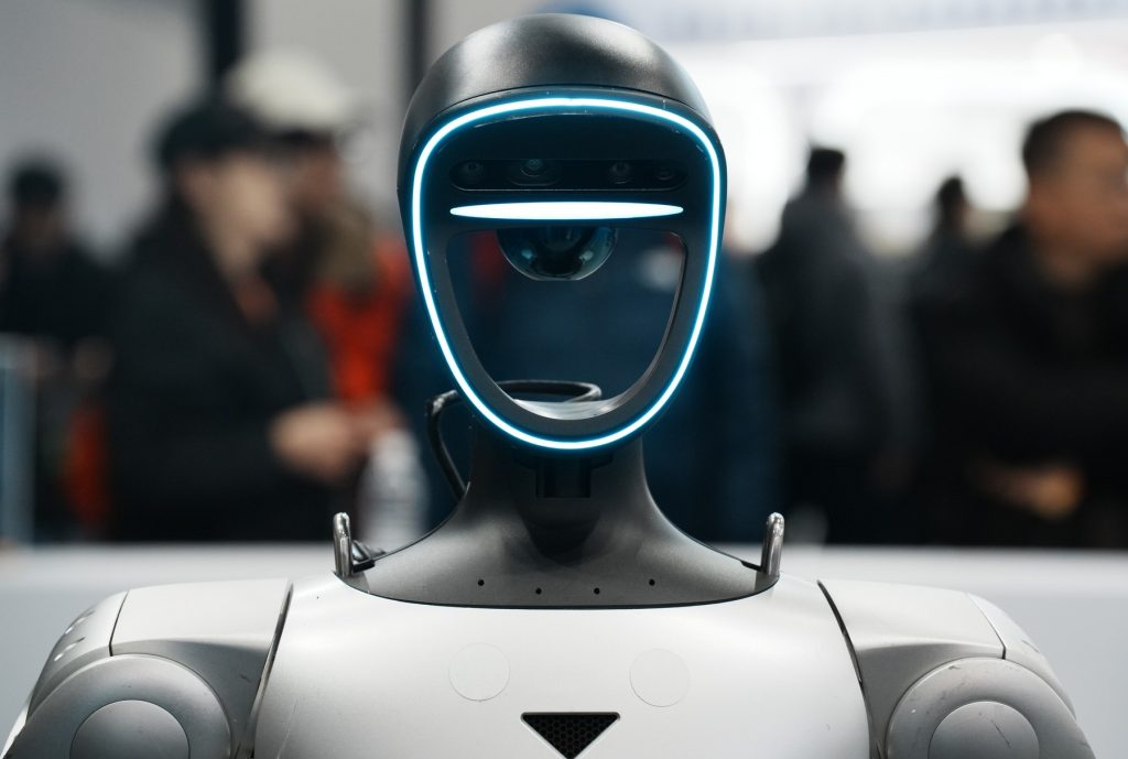 Robot umanoid scăpat de sub control în China, oprit cu greu de angajați